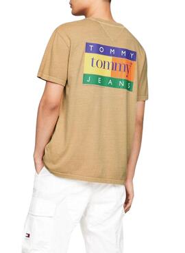 Camiseta Tommy Jeans Summer Flag em tom tostado para homem.