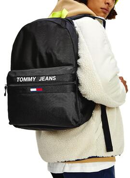 Mochila Tommy Jeans Essential Preto Asa Contraste
