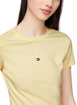 Camiseta Tommy Jeans Slim Essential Amarelo Mulher