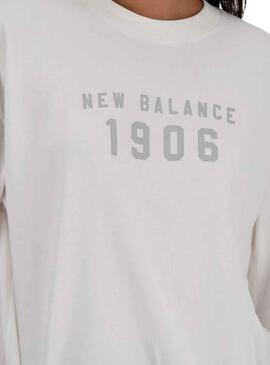 Camiseta New Balance Collegiate Branca para Mulher.