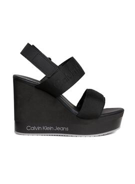Sandalia Calvin Klein com plataforma de cunha preta.