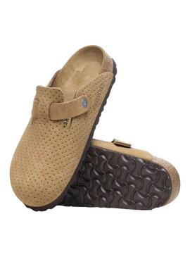 Tamancos Birkenstock Boston perfurados em camelo.