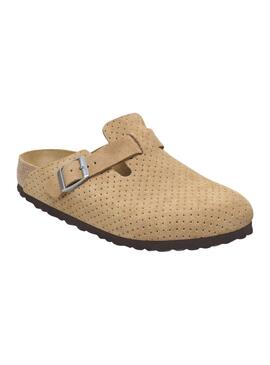 Tamancos Birkenstock Boston perfurados em camelo.