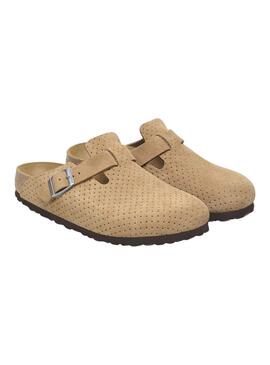 Tamancos Birkenstock Boston perfurados em camelo.