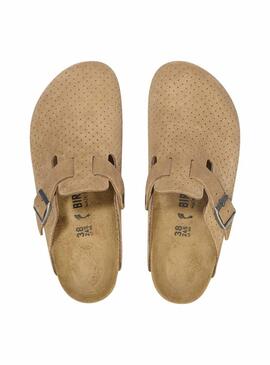 Tamancos Birkenstock Boston perfurados em camelo