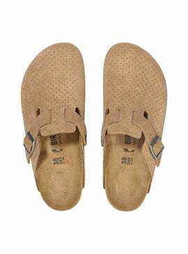 Tamancos Birkenstock Boston perfurados em camelo.