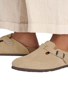 Tamancos Birkenstock Boston perfurados em camelo.