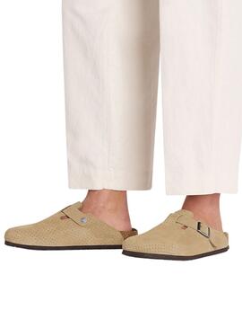 Tamancos Birkenstock Boston perfurados em camelo