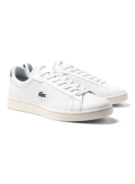 Sapatos Lacoste Carnaby Pro em couro branco para homens.