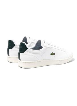 Sapatos Lacoste Carnaby Pro em couro branco para homens.