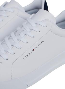 Sapatos Tommy Hilfiger Court em couro branco para homem.