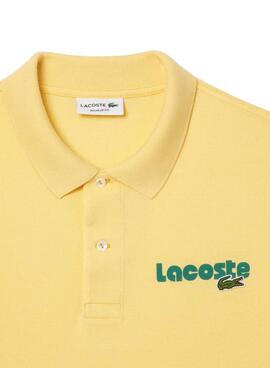 Camisa polo retro amarela Lacoste para homens.