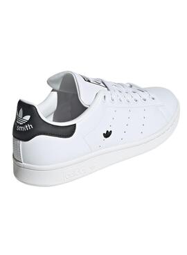 Sapatilhas Adidas Stan Smith brancas para mulher.
