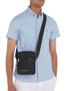 Bolsa Tommy Hilfiger Signature Mini Reporter preta para homem.