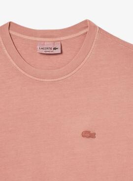 Camisa Lacoste tingida de rosa para mulher e homem.