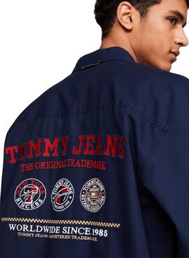 Camisa Tommy Jeans Varsity Explorer azul marinho para homem.