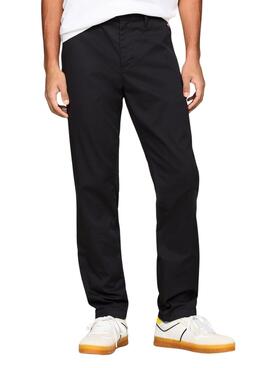Calça chinesa Tommy Jeans Austin preta para homem.