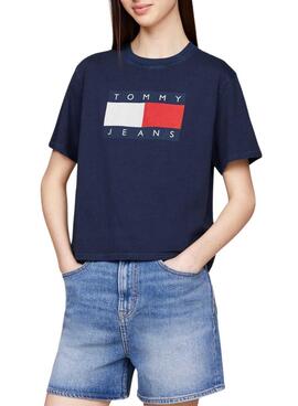 Camiseta Tommy Jeans Flag azul marinho para mulheres.