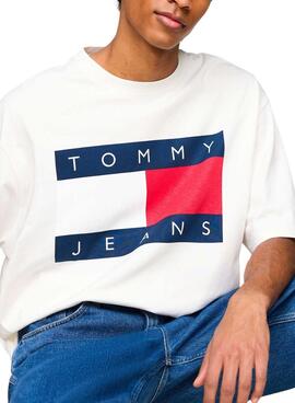 Camiseta Tommy Jeans Big Flag branca para homem.