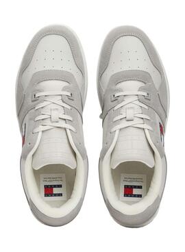 Sapatilhas Tommy Jeans Basket cinza e branco para homem.