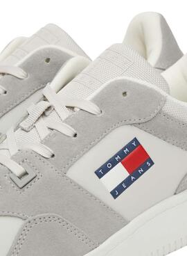 Sapatilhas Tommy Jeans Basket cinza e branco para homem.