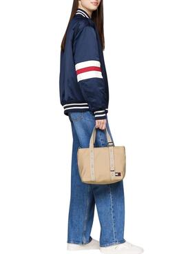 Bolsa Tommy Jeans Essential Daily Mini Tote em bege para mulher.