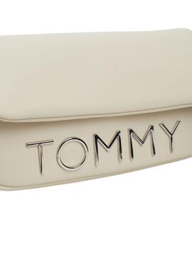 Bolsa Tommy Hilfiger Bold Elongated Frap bege para mulher.