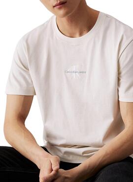 Camiseta Calvin Klein Jeans Monologo branca para mulher.