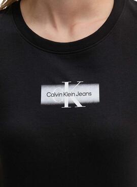 Camiseta Calvin Klein Jeans Faded Monologo preto para mulher.