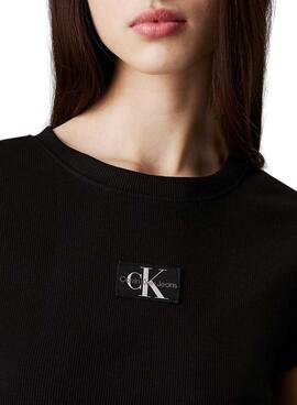 Camiseta Calvin Klein Jeans Slim preta para mulher.