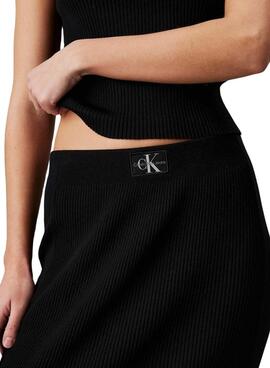 Saia Calvin Klein Jeans etiqueta tecida preta para mulher.