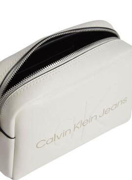 Bolsa Calvin Klein Jeans em bege para mulher.