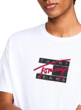 Camiseta Tommy Jeans Street Sign Flag branca para Homem.