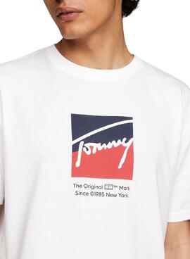 Camiseta Tommy Jeans Reg RWB branca para homem.