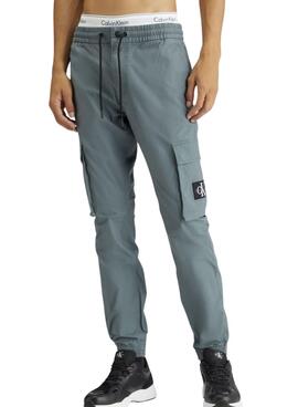 Calça cargo Calvin Klein Jeans lavada cinza para homem.