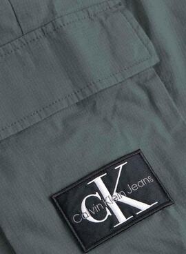 Calça cargo Calvin Klein Jeans lavada cinza para homem.