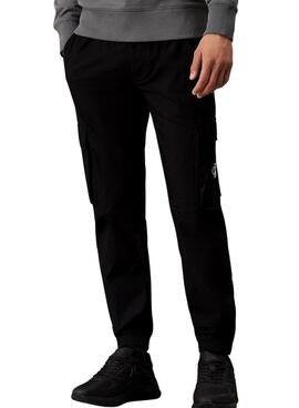 Calça cargo Calvin Klein Jeans lavada preta para homem