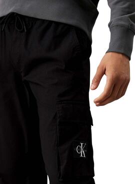 Calça cargo Calvin Klein Jeans lavada preta para homem