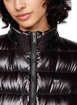 Jaqueta Tommy Jeans brilhante acolchoada preta com capuz para mulher