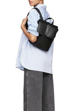 Mochila Tommy Jeans City Bold preta para mulher.