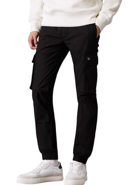 Calças Calvin Klein Jeans Cargo pretas para homem