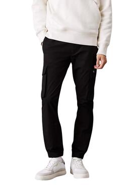 Calças Calvin Klein Jeans Cargo pretas para homem