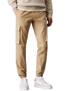 Calça Calvin Klein Jeans Cargo bege para homem