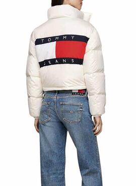 Plumífero Tommy Jeans Alaska bandeira nas costas branco para mulher