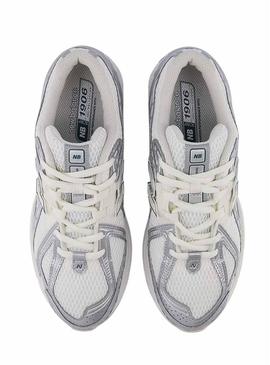 Sapatilhas New Balance 1906R prateadas e verdes para mulher.
