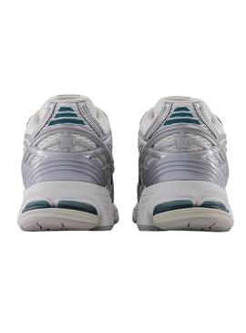 Sapatilhas New Balance 1906R prateadas e verdes para mulher.