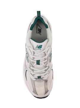 Tênis New Balance 530 branco com verde e prata para mulher