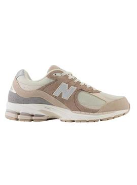 Sapatilhas New Balance M2002R bege para mulher.
