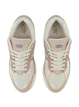 Sapatilhas New Balance M2002R bege para mulher.