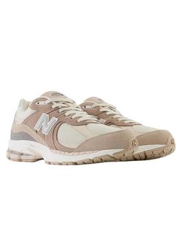 Sapatilhas New Balance M2002R bege para mulher.